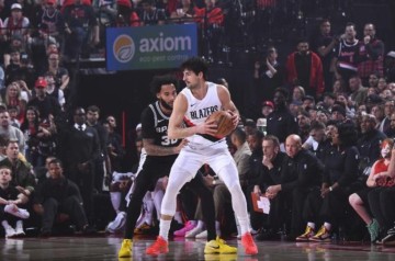 博鱼体育-15分大逆转！马刺2-1复仇开拓者，裁判抢戏，卡斯尔33+5 榜样立功